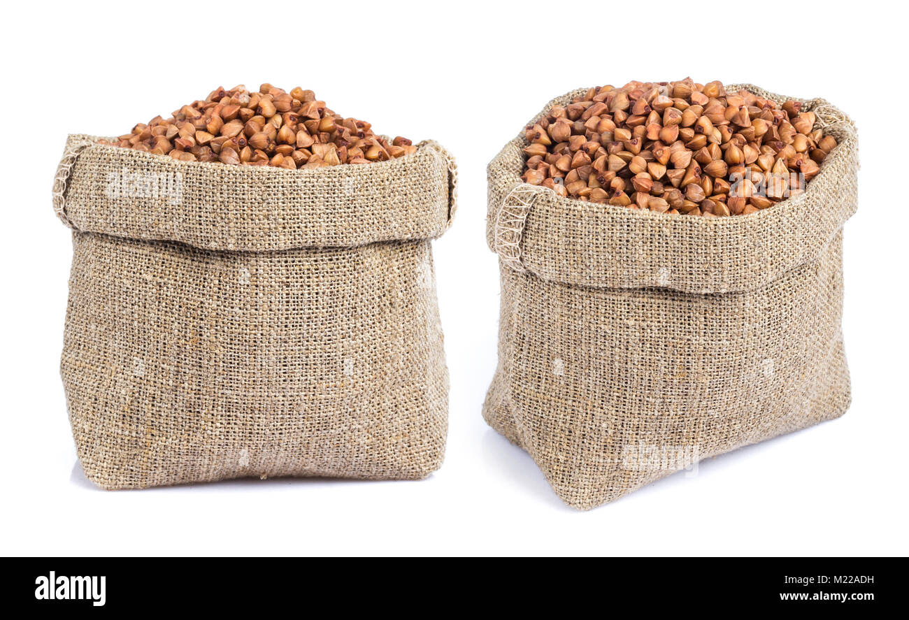 Buchweizen im Beutel auf weißem Hintergrund Stockfoto