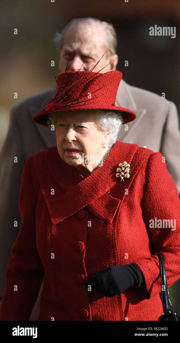 Queen Elizabeth II und der Herzog von Edinburgh an die hl. Maria Magdalena Kirche in Sandringham, Norfolk, für einen Sonntag morgen. Stockfoto