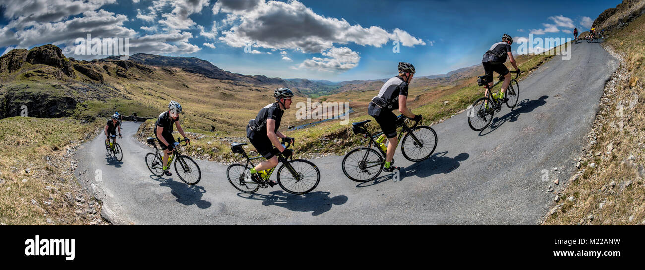 Radfahrer in einem mehrere Bild klettern Hardknott Pass, Cumbria. Stockfoto