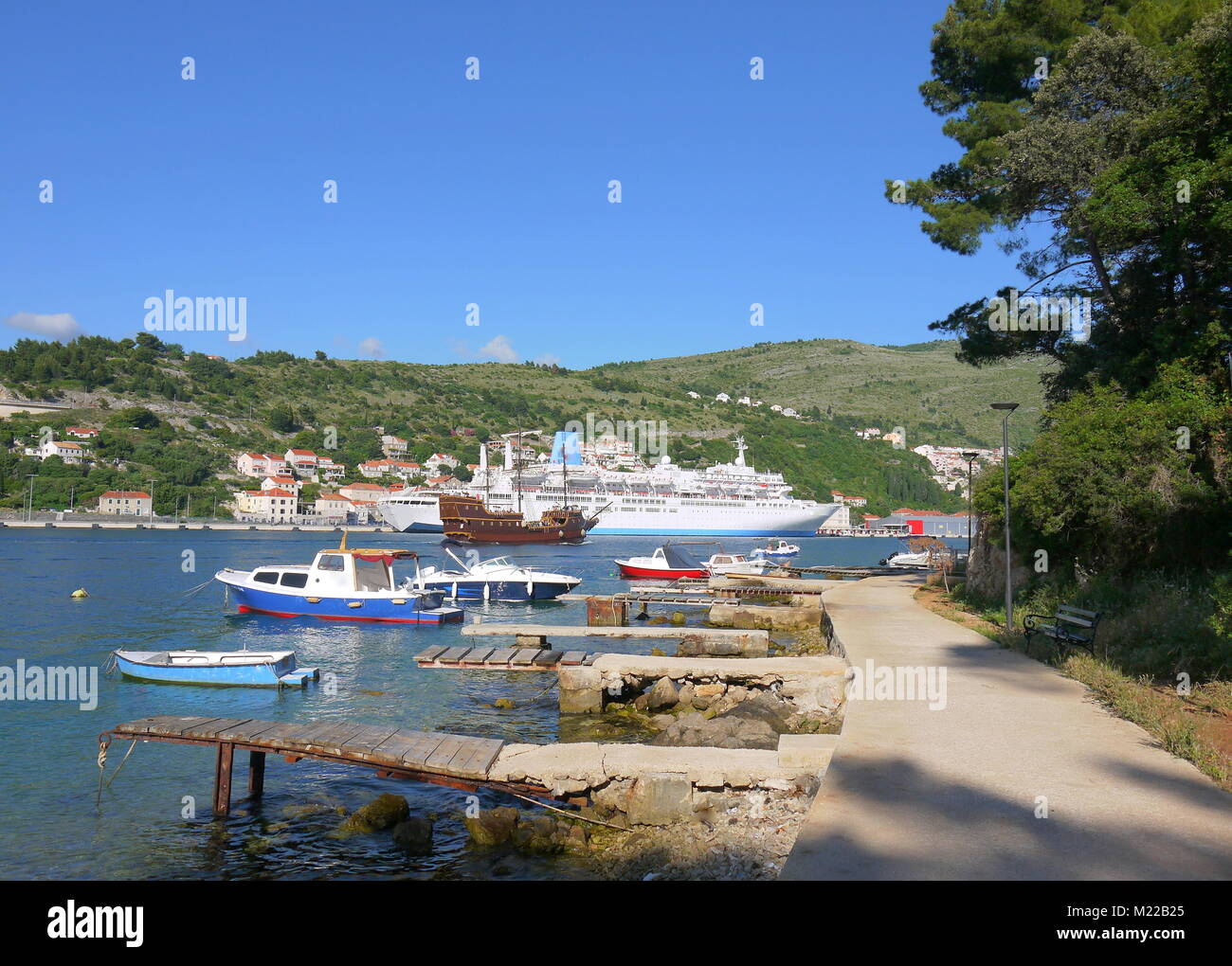 Adria idyllische Landschaft mit Blick auf die riesigen Kreuzfahrtschiffe, Schiffe, Boote, Berge und das klare, türkisfarbene Wasser am Hafen von berühmten küstenstadt Dubrovnik, M Stockfoto