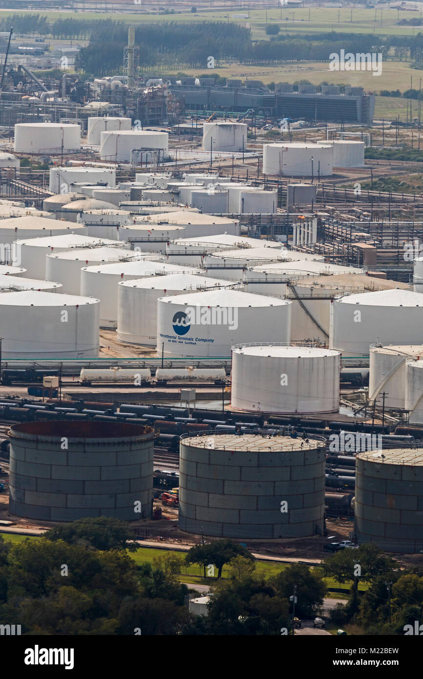 Houston, Texas - Einige der 239 Öl-/chemische Speicherung der Intercontinental Terminals der Firma Tanks bei einer seiner zwei Houston. Stockfoto