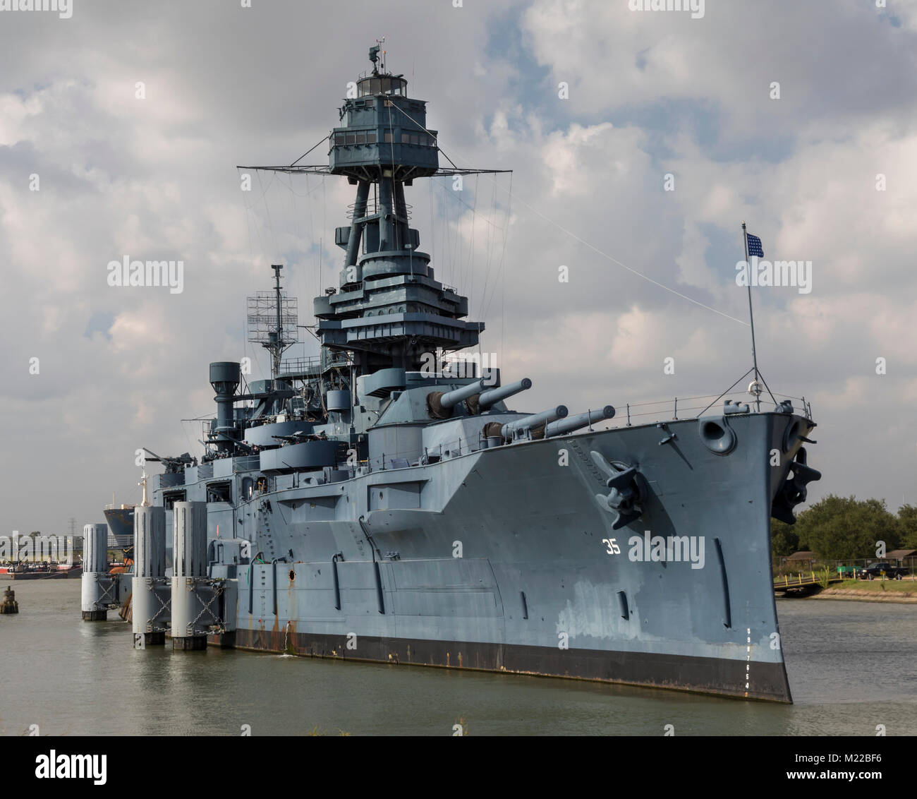 Houston, Texas - das Schlachtschiff Texas, das im Zweiten Weltkrieg gedient und Zweiten Weltkrieg, auf dem Houston Ship Channel angedockt. Es ist jetzt ein Museum. Stockfoto