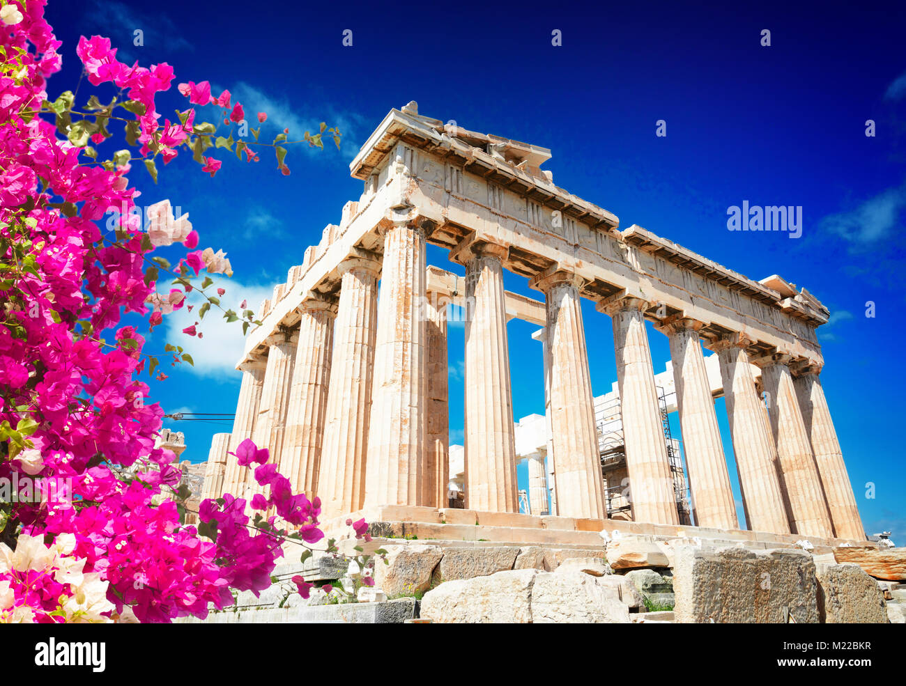 Parthenon Tempel über strahlend blauen Himmel Hintergrund, Akropolis, Athen Greecer mit Blumen Stockfoto