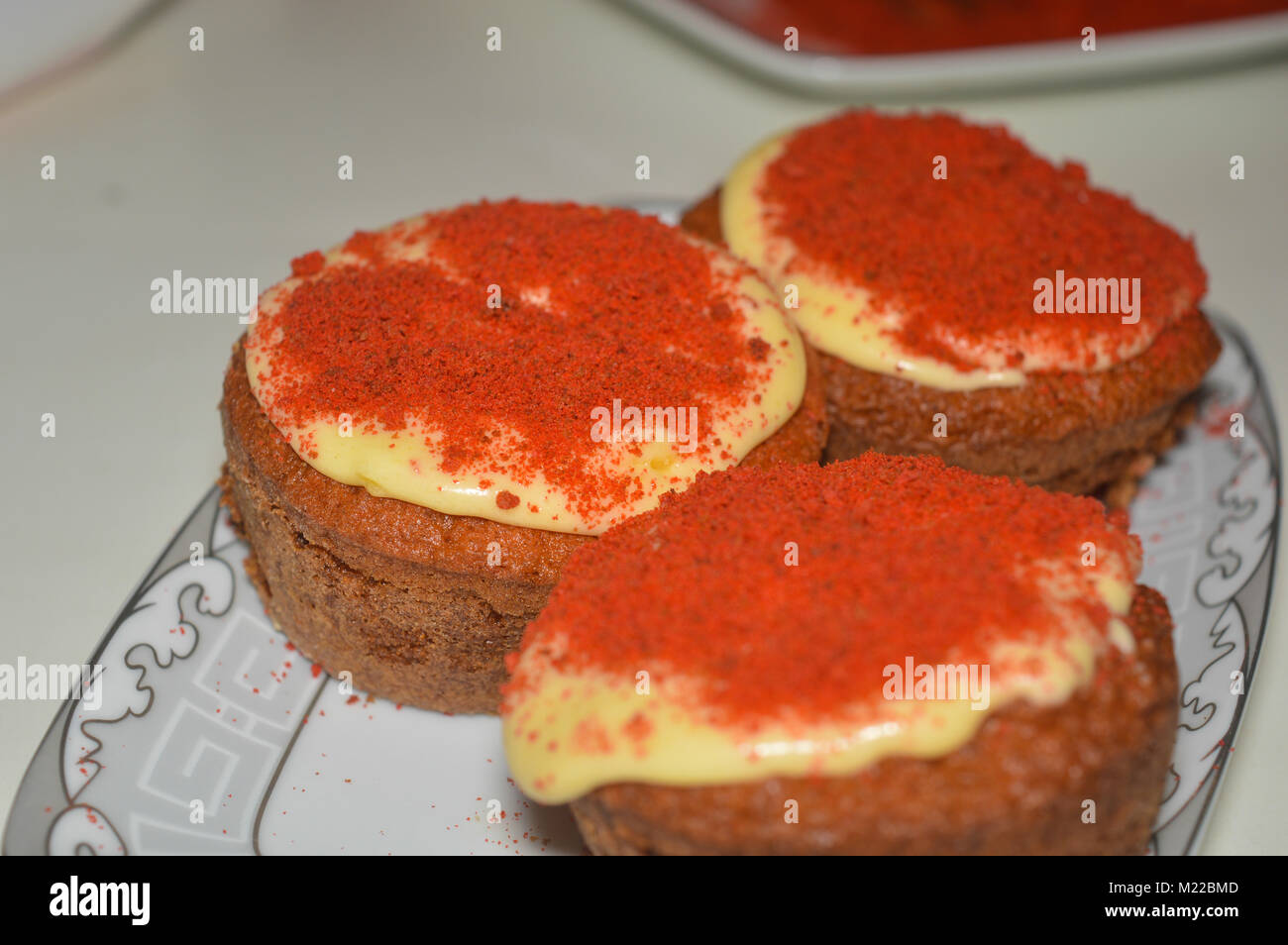 Hausgemachte Red Velvet Cake in weiße Platte Stockfoto