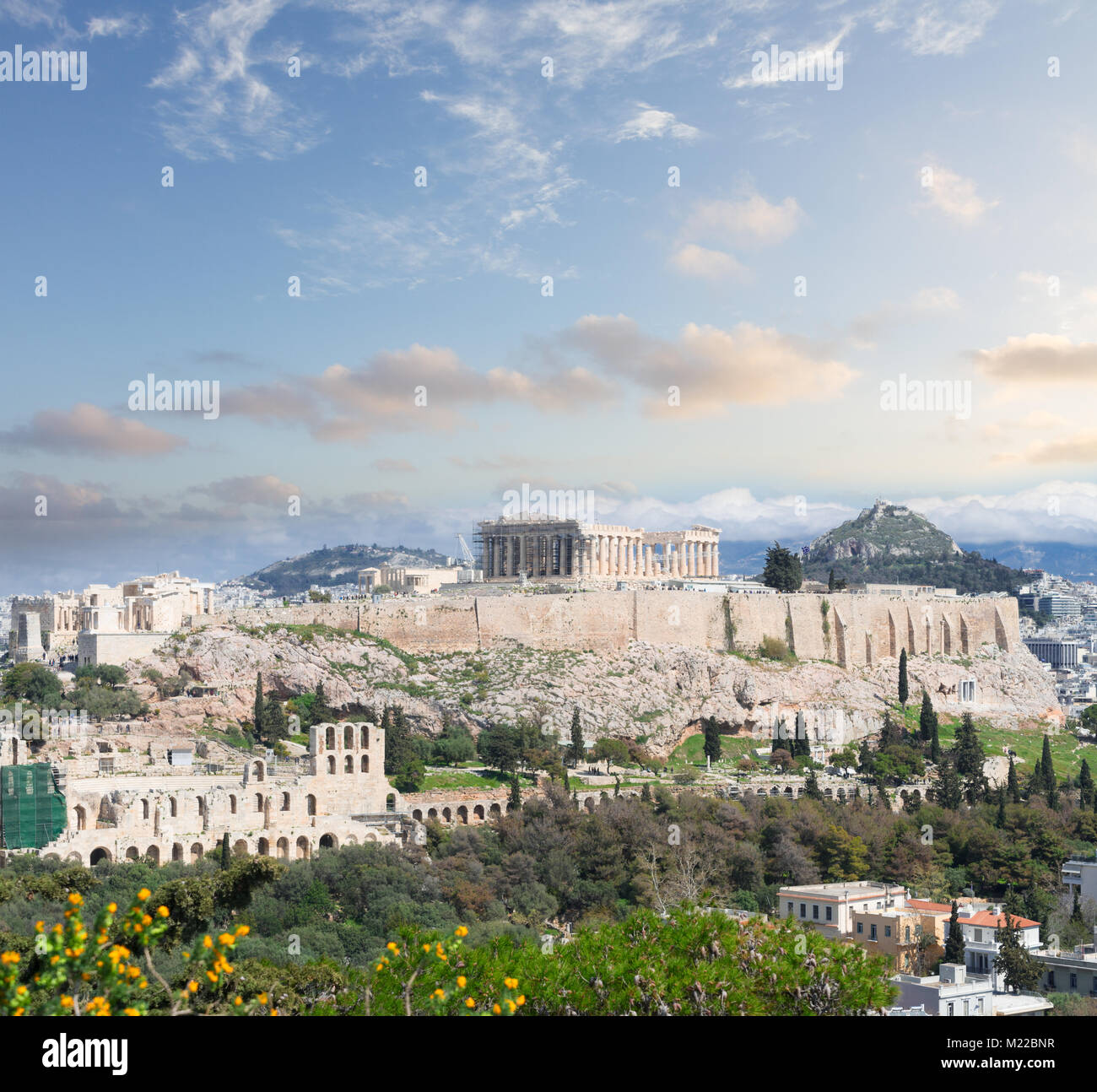 Berühmte Skyline von Athen mit Akropolis bei Sonnenuntergang, Pathenon, Herodes Atticus Amphitheater und den Lycabettus Hügel, Athen, Griechenland Stockfoto