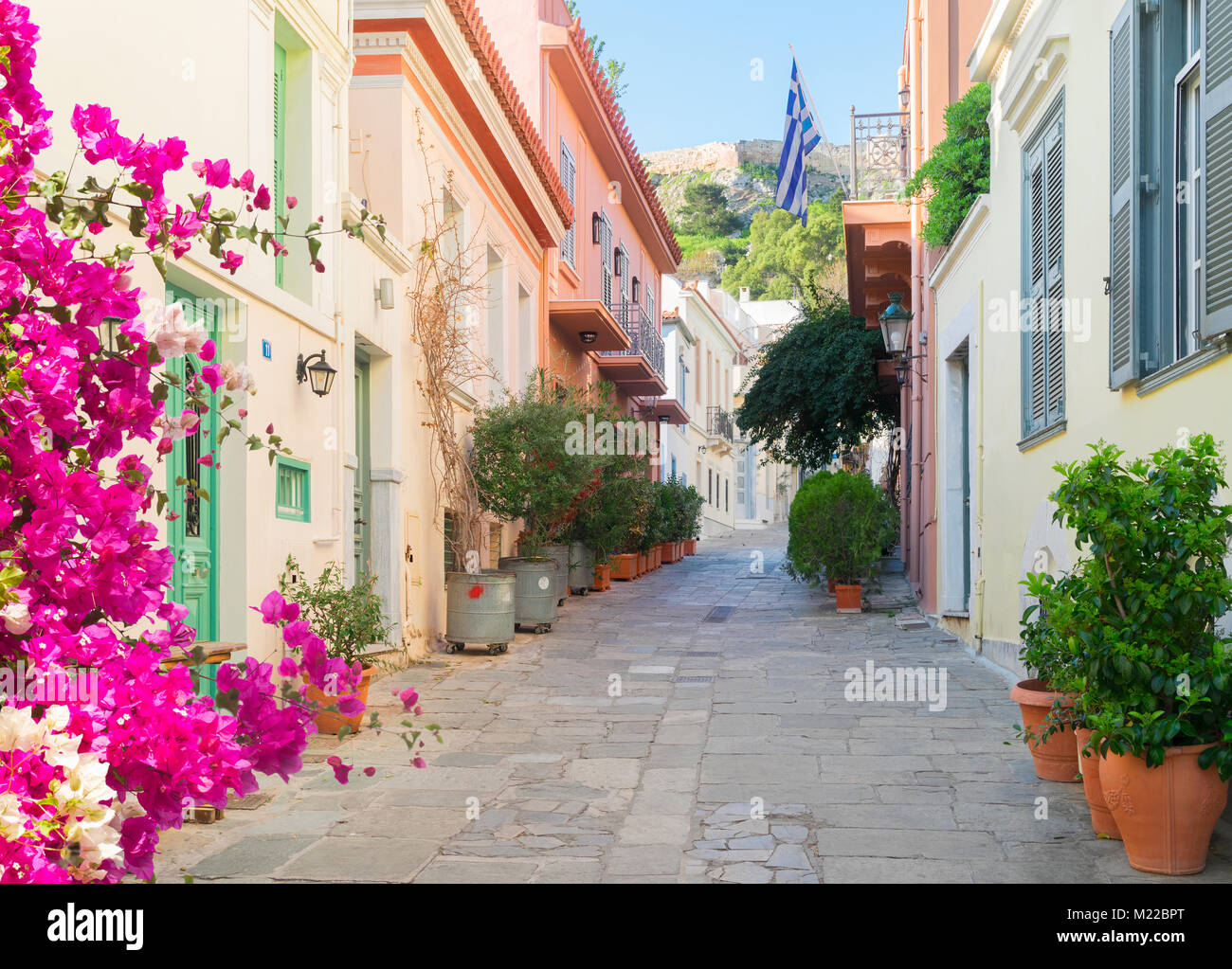 Kleine gepflasterte Strasse von Placa Bezirk mit Akropolis in Athen, Griechenland mit Blumen Stockfoto