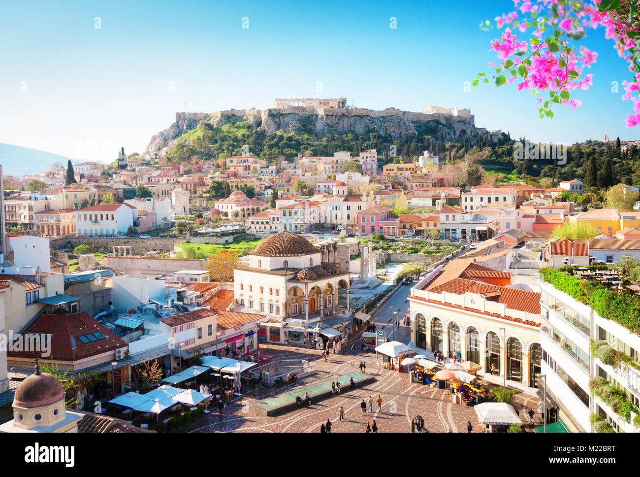 Skyline von Athenth mit Moanstiraki Square und Akropolis, Athen Greecer mit Blumen Stockfoto