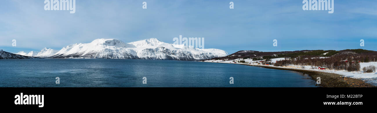 Panorama der Lyngen Alpen von Lyngseidet, Norwegen Stockfoto