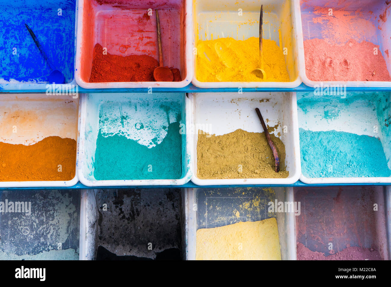 Farbigen pulverförmigen Farbstoffe in Gewebe färben Stockfoto