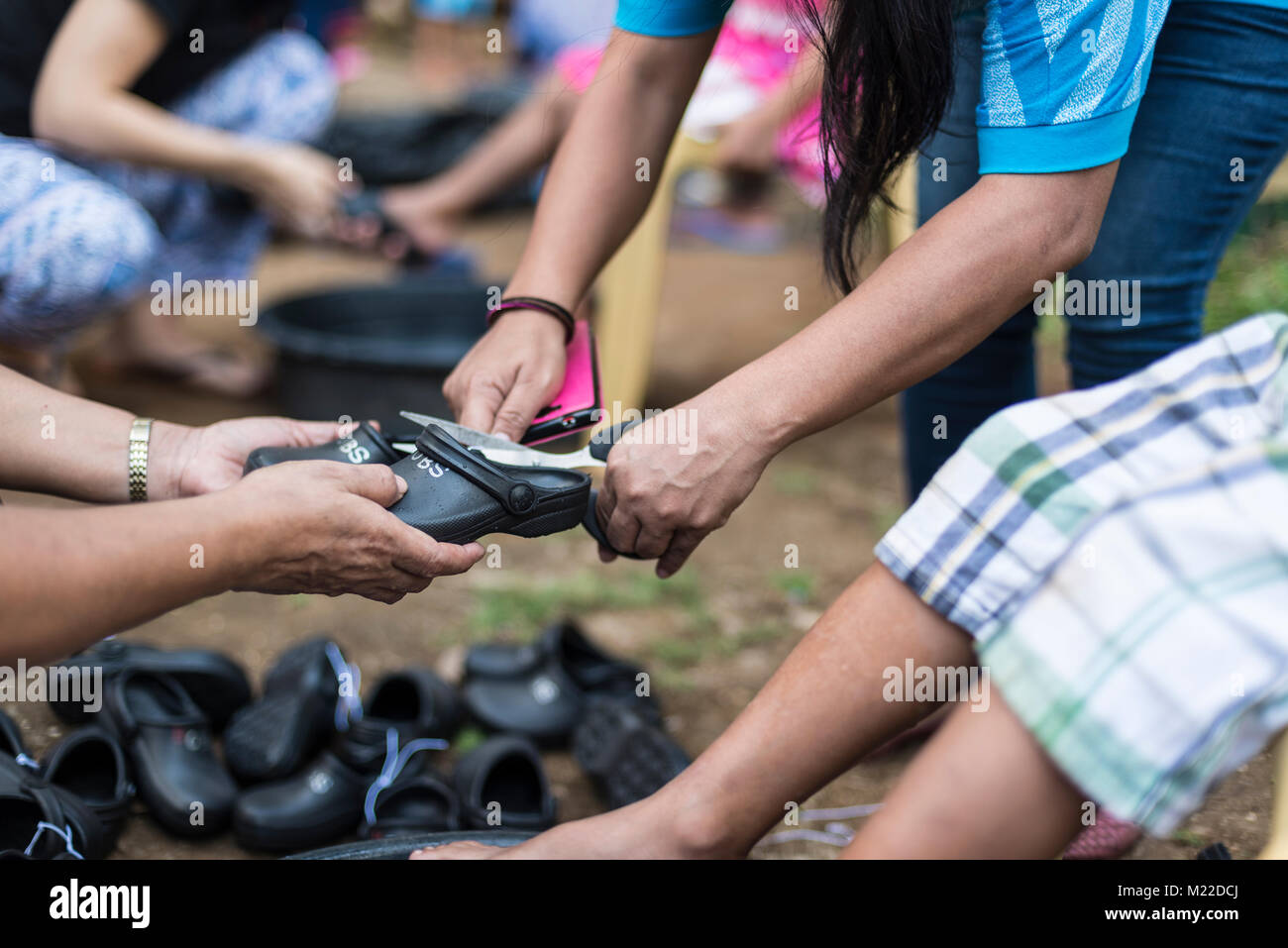 Charity Event Schuhe für die Armen in Camiguin geben Stockfoto