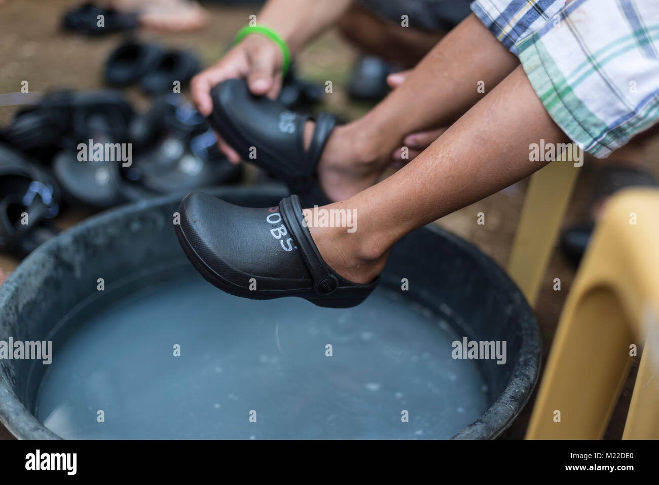 Charity Event Schuhe für die Armen in Camiguin geben Stockfoto
