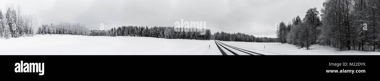 Breites Panorama von einer Straße durch eine Winterlandschaft laufen Stockfoto