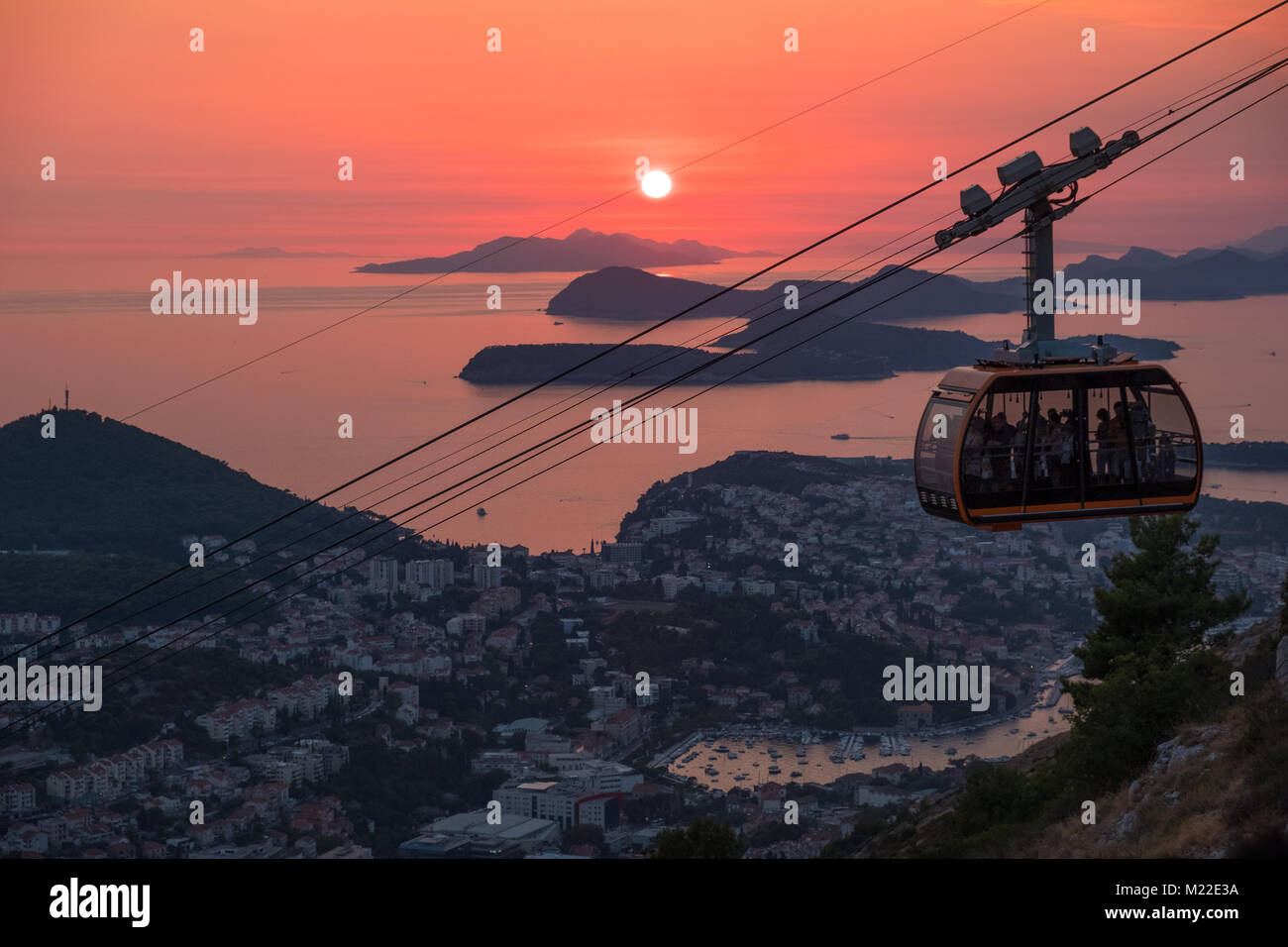 Sonnenuntergang Dubrovnik sun red cityscpae Seilbahn Stockfoto