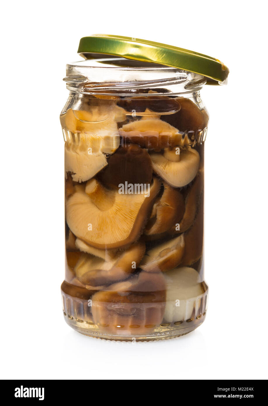 Eingelegte Pilze in einem Glas auf weißem Hintergrund isoliert  Stockfotografie - Alamy