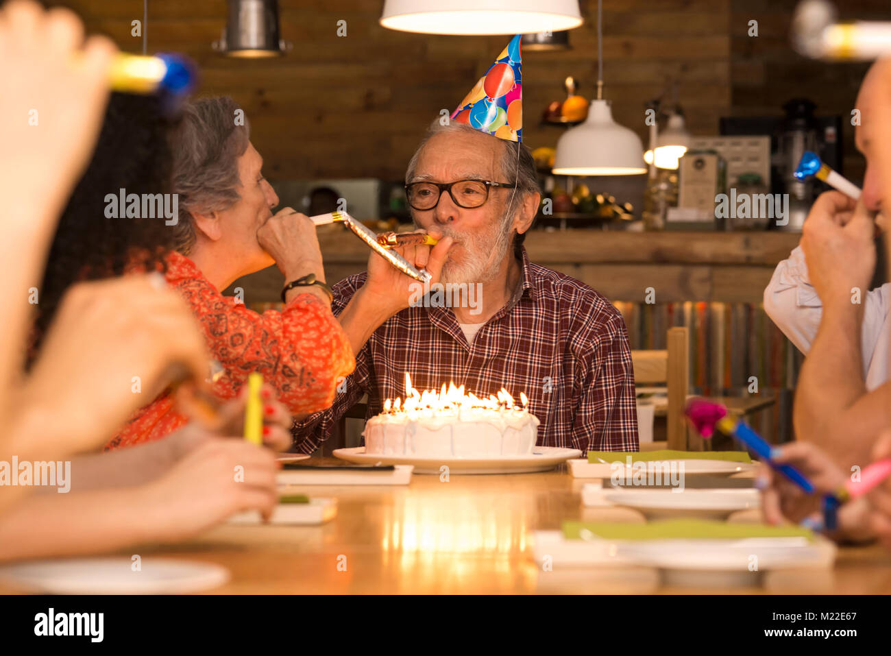 Große Familie feiern den Geburtstag des Großvaters Stockfoto