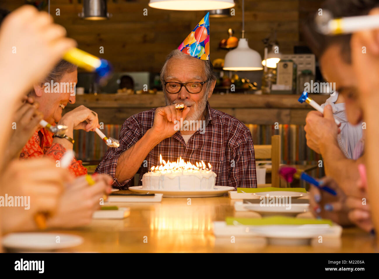 Große Familie feiern den Geburtstag des Großvaters Stockfotografie - Alamy