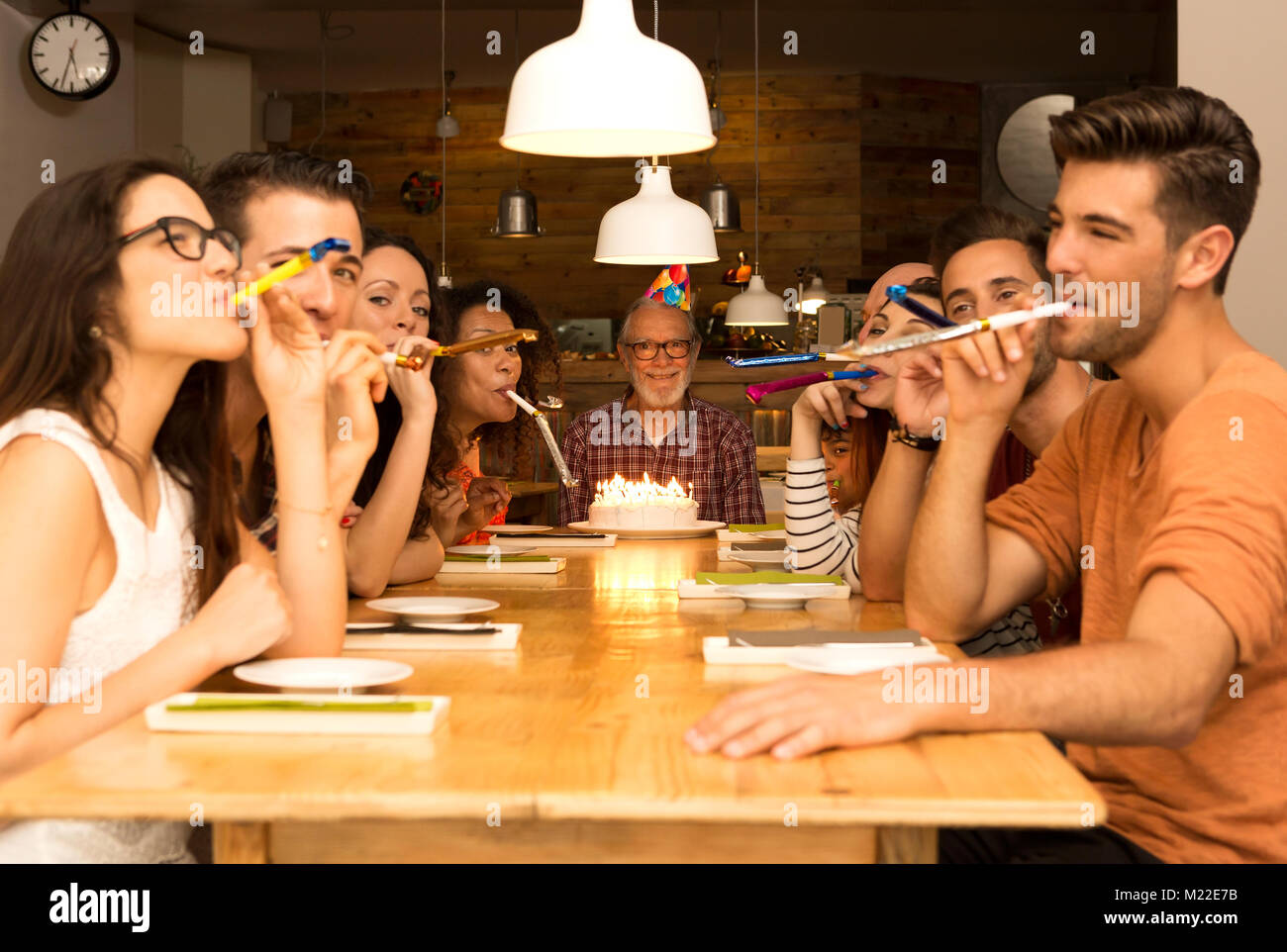 Große Familie feiern Geburtstag ihres Großvaters Stockfoto