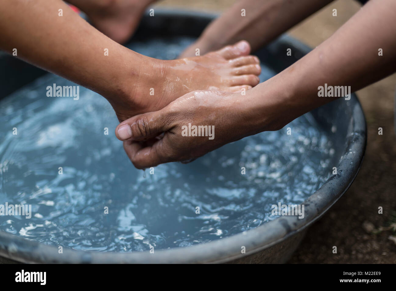 Die Füße gewaschen der weniger Glücklichen, bevor Sie sie im Mietwagenbereich mit neue Schuhe Stockfoto