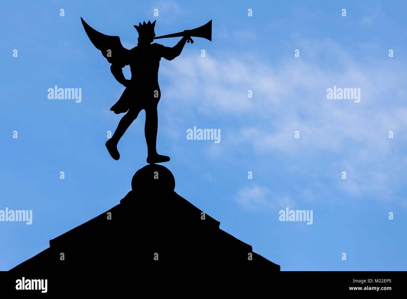 Wetterfahne trompetend Engel mit Krone Silhouette gegen den blauen Himmel auf dem Dach des Gebäudes in der Altstadt von Girona, Katalonien, Spanien, Europa Stockfoto