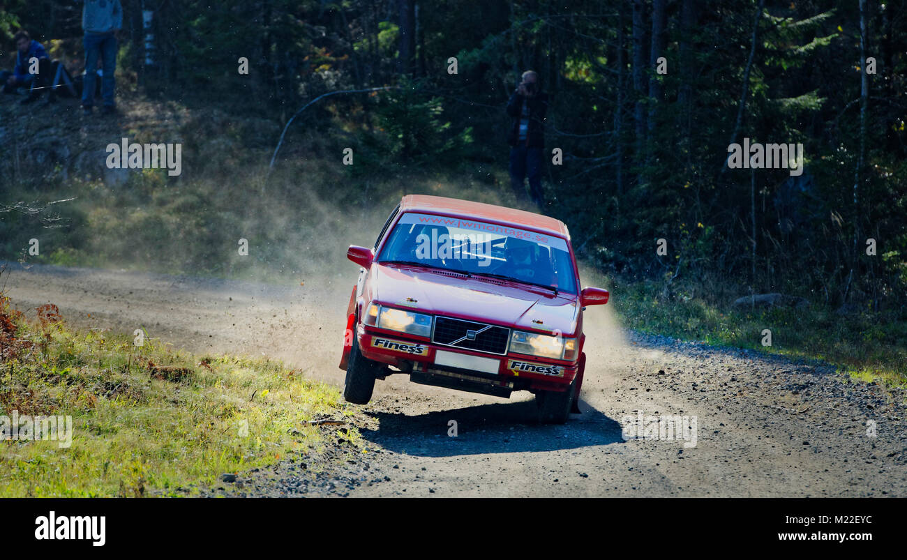 Ein roter Volvo auf zwei Rädern bei einer Rallye Stockfoto