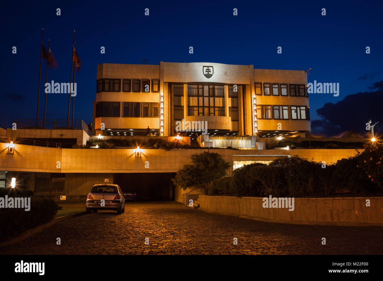 Die Slowakei, Bratislava, den Nationalen Rat der Slowakischen Republik (Národná rada Slovenskej Republiky) Parlamentsgebäude bei Nacht Stockfoto