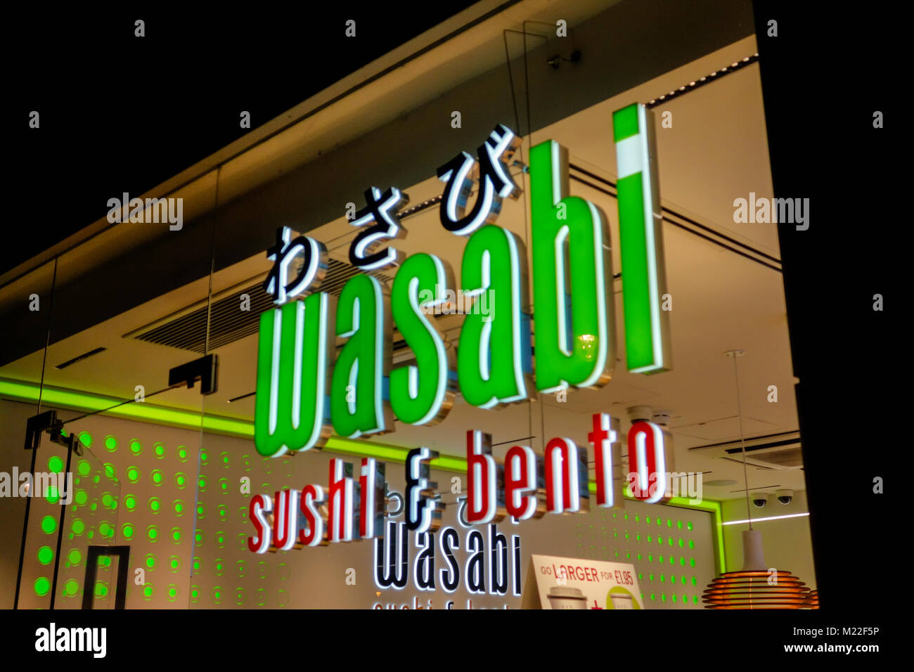 Wasabi Sushi und Bento Restaurant in der Nähe von Charing Cross Station auf die Embankment, London, UK Stockfoto
