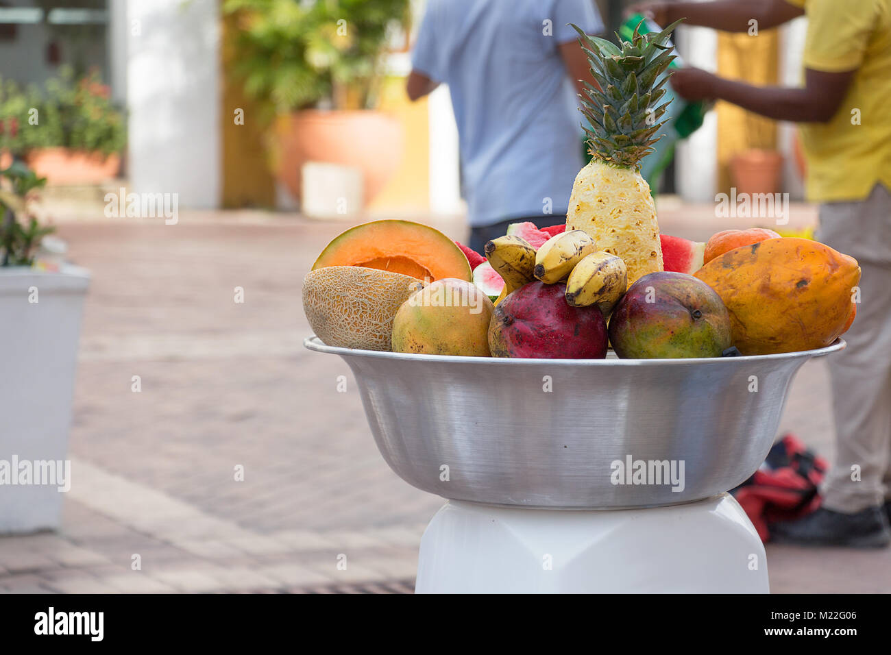Metallische Waschbecken mit frischen tropischen Früchten mit von der Palenqueras auf der Straße, Cartagena, Kolumbien, zu verkaufen. Stockfoto