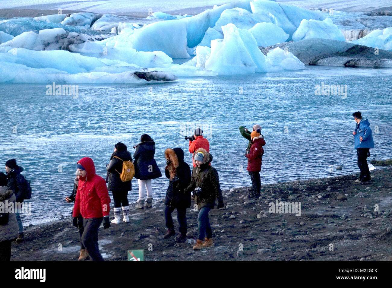 Menschen fotografieren der Eisberge am Jökulsárlón Lagune nach der schmelzenden Gletscher Breiðamerkurjökull, Island. Stockfoto