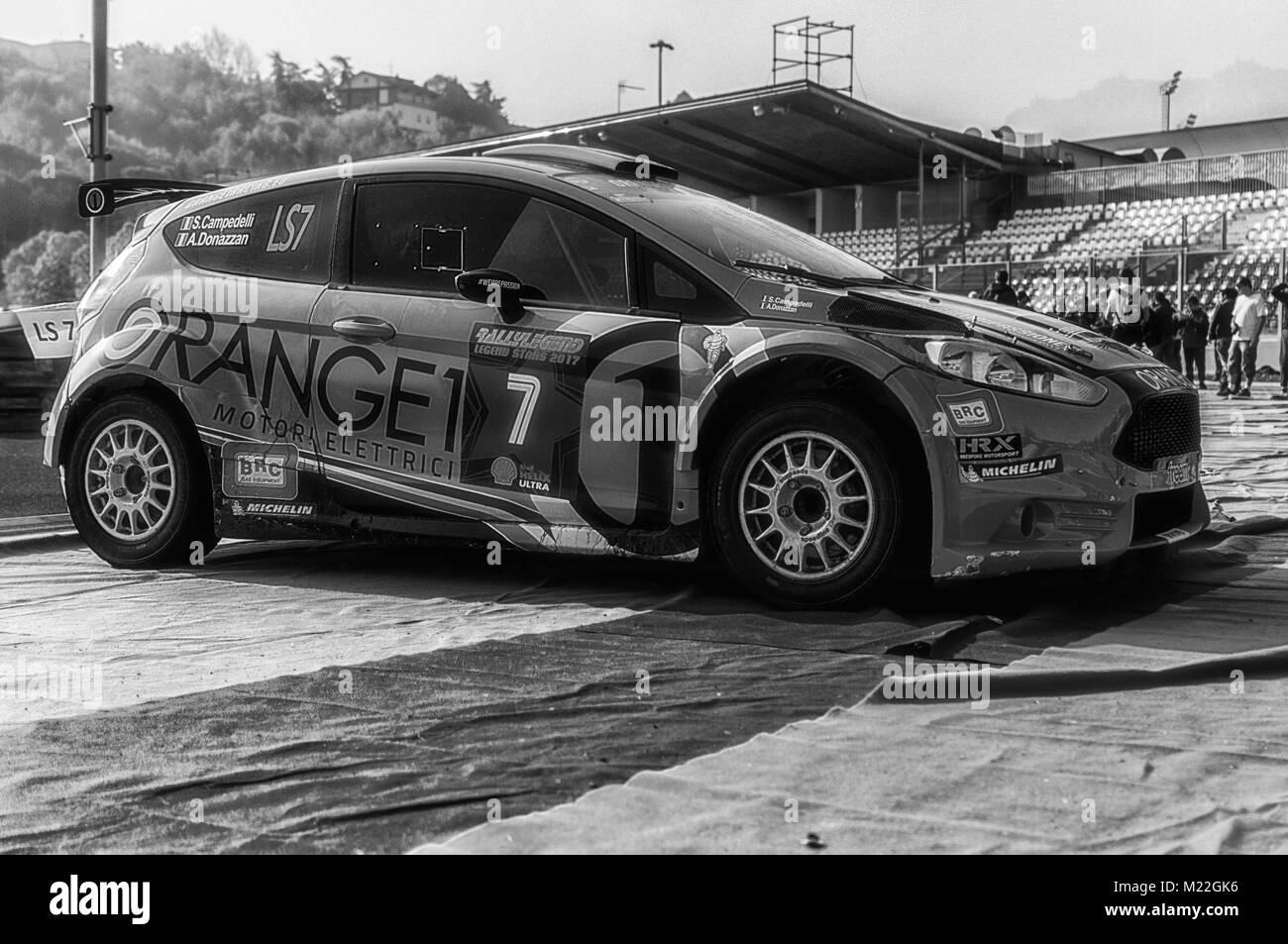 FORD Fiesta R5 Orange alten Rennwagen Rallye in alten Rennwagen Rallye DIE LEGENDE 2017 Stockfoto