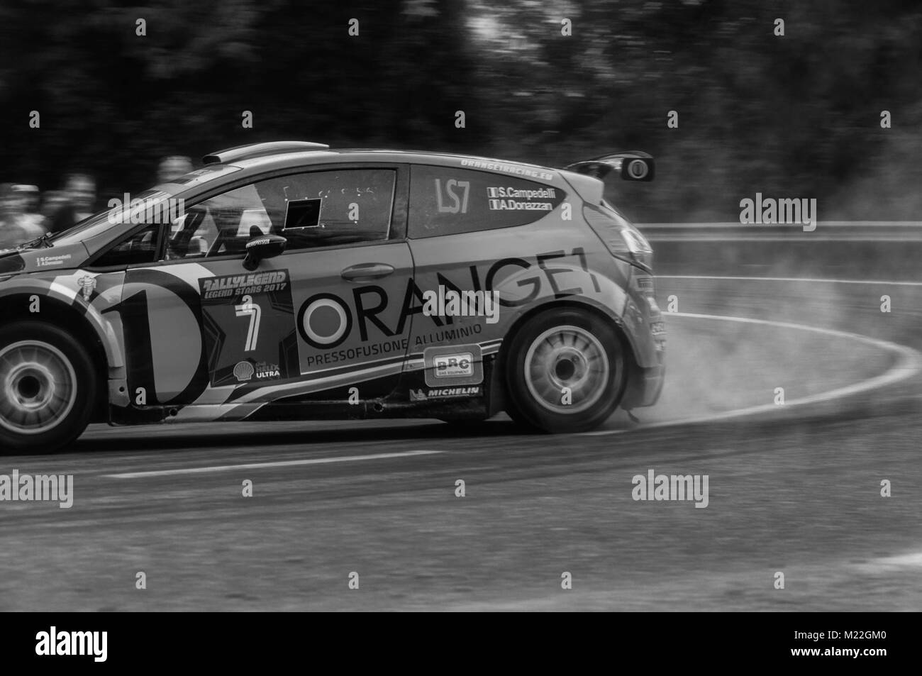 FORD Fiesta R5 Orange alten Rennwagen Rallye in alten Rennwagen Rallye DIE LEGENDE 2017 Stockfoto