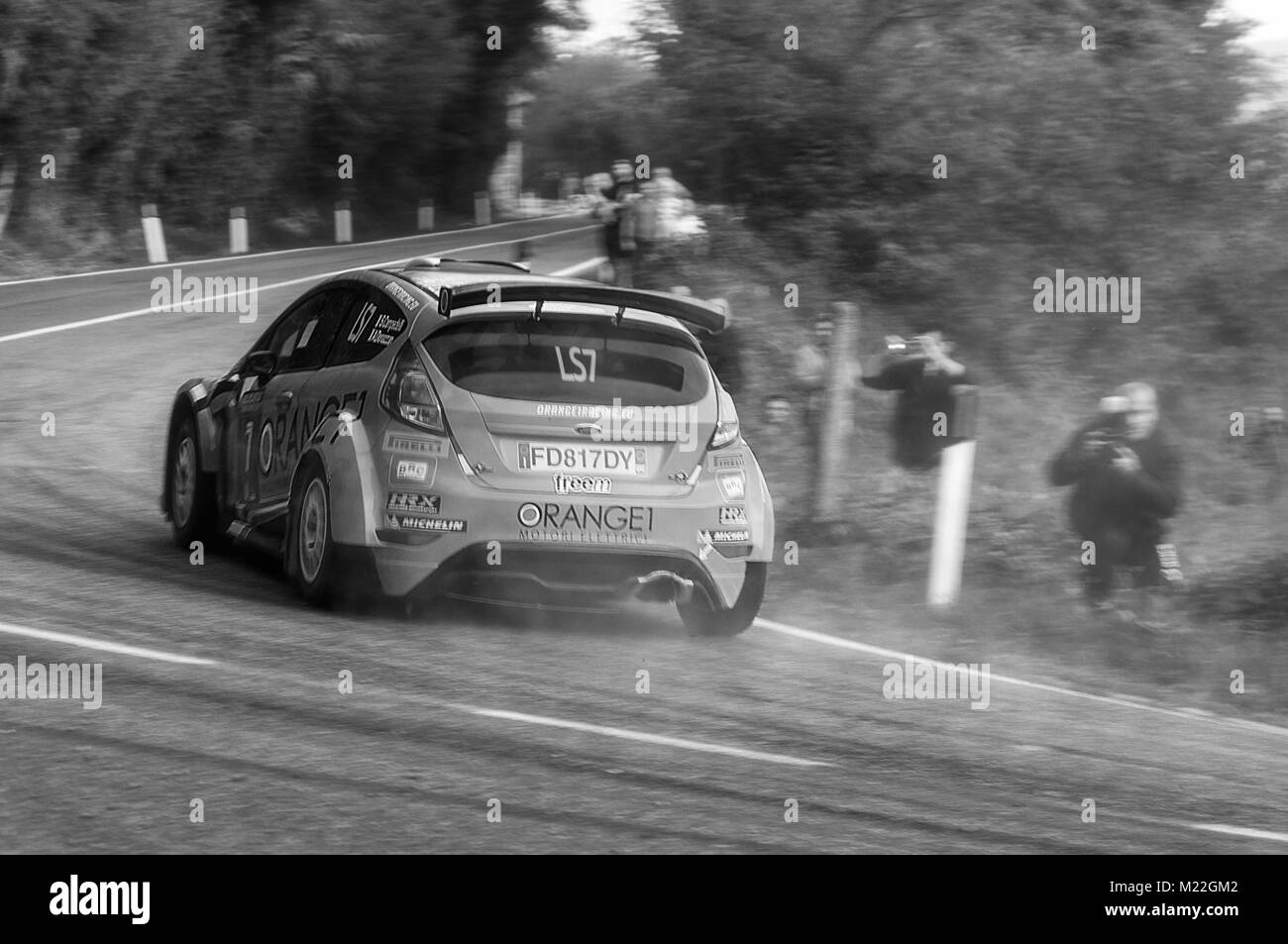 FORD Fiesta R5 Orange alten Rennwagen Rallye in alten Rennwagen Rallye DIE LEGENDE 2017 Stockfoto