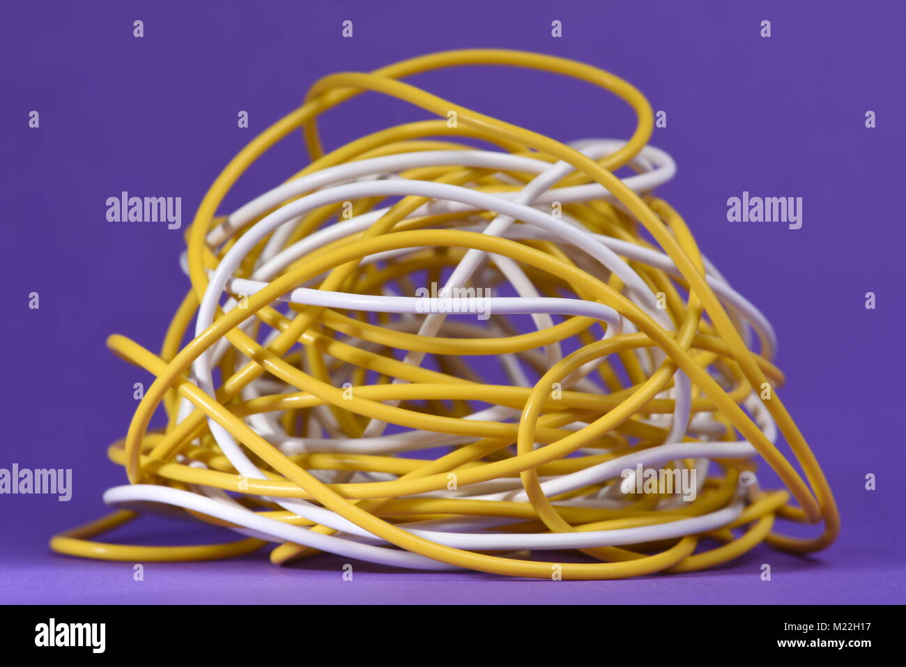 Bunte Kabel in der elektrischen Installation Stockfoto