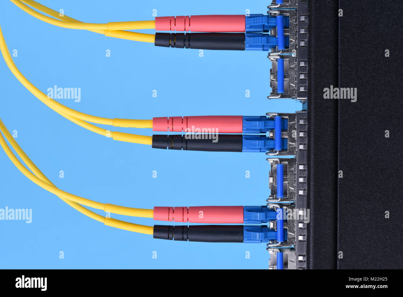 Optische Kabel angeschlossen, die im Rechenzentrum zu wechseln Stockfoto