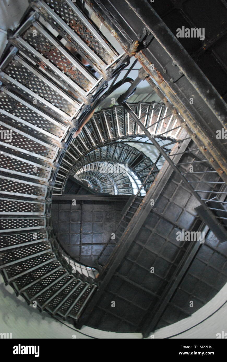 Eine Wendeltreppe im Innern ein Leuchtturm von unten nach oben. Stockfoto