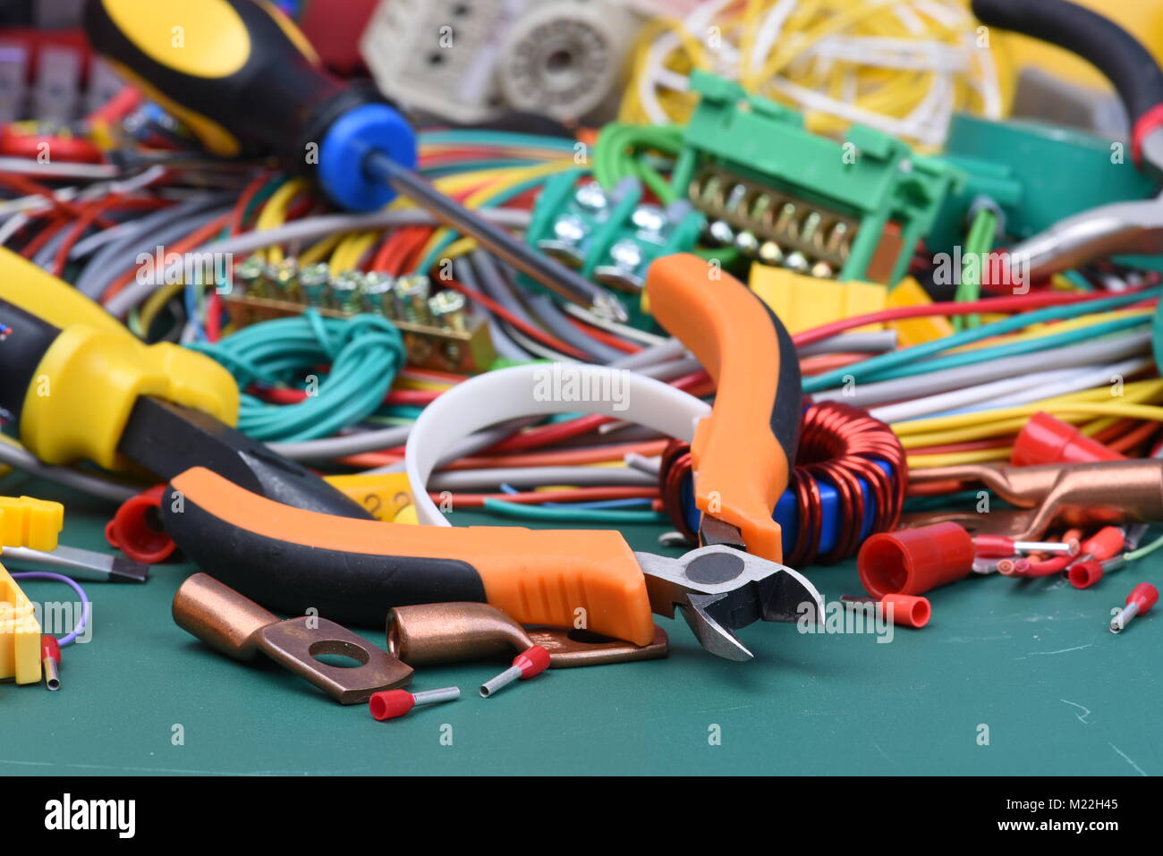 Tools und Komponenten in elektrischen Installationen verwendet Stockfoto