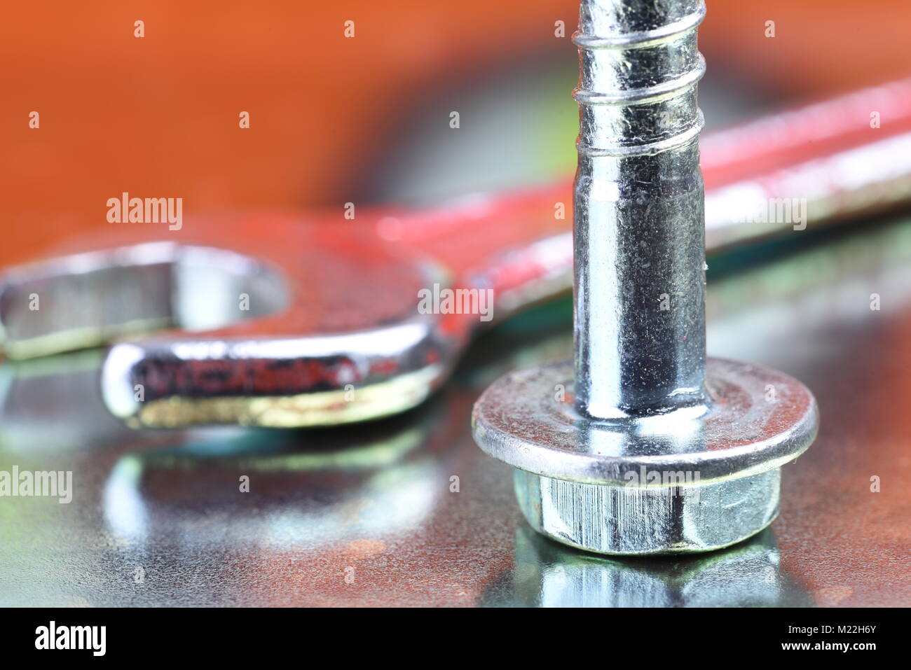 Werkzeug schließen. Schraubenschlüssel und Schraube auf Metall Hintergrund Stockfoto