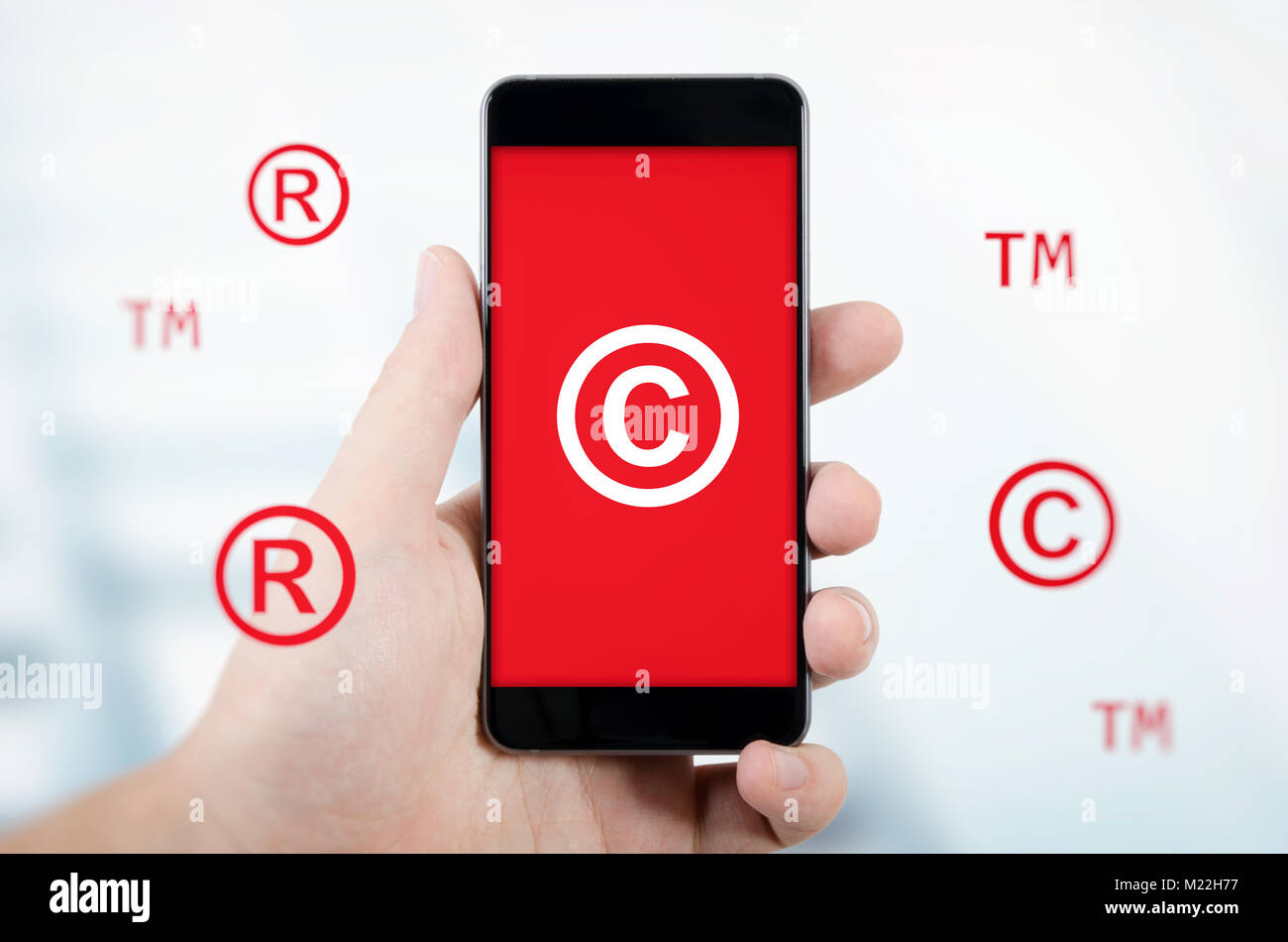 Copyright, Warenzeichen Symbole fliegen um Smartphone. Sicherheit und Produkt- und Dienstleistungspiraterie Zusammensetzung Stockfoto