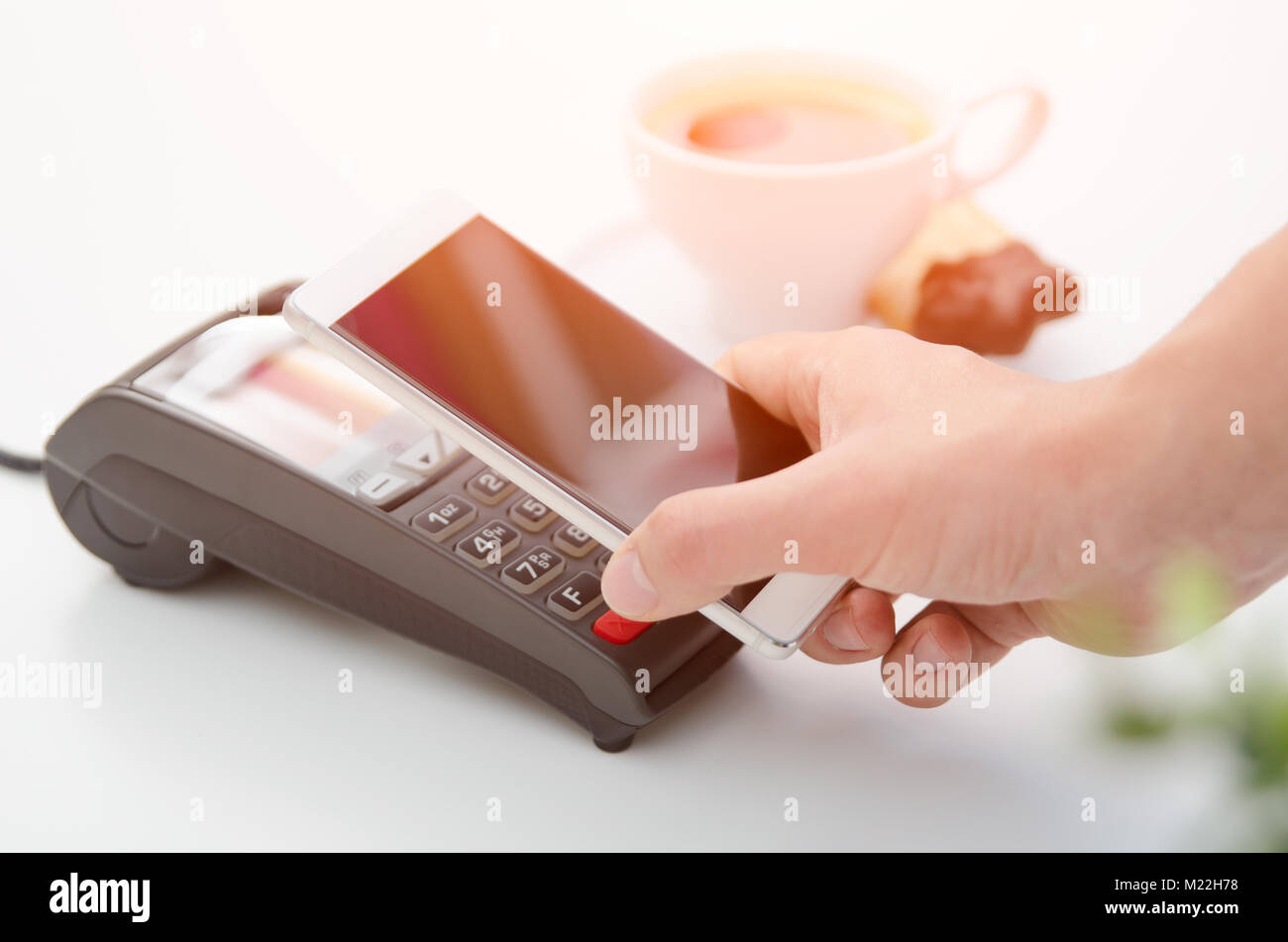 Mobile Payment im Cafe mit smart phone Near Field Communication NFC-Technologie Stockfoto