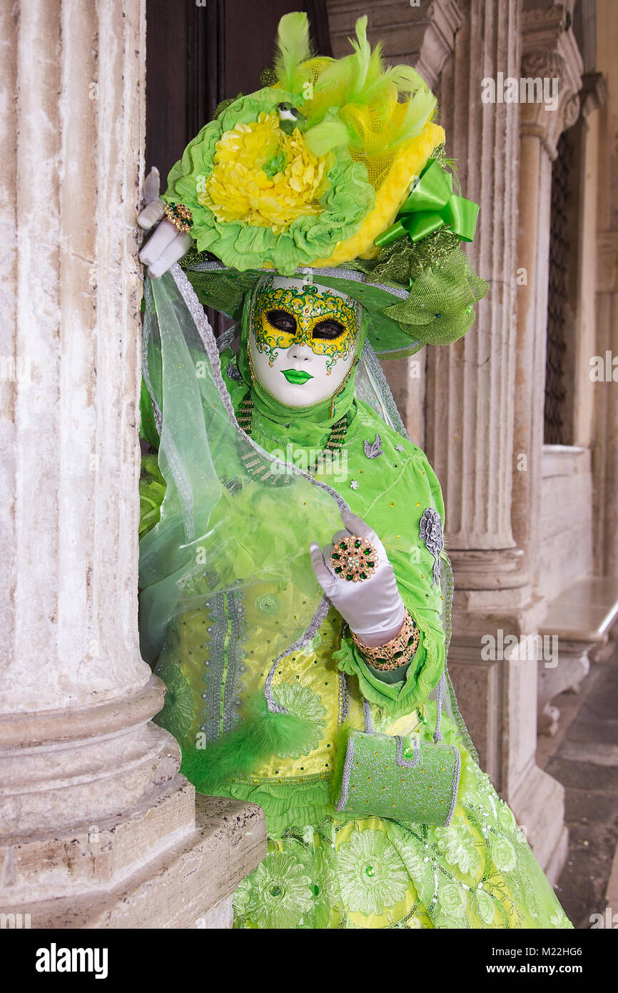 Karneval in Venedig - Weibliche Venezianische Maske grün Elegantes Kostüm auf dem Markusplatz in Venedig Stockfoto