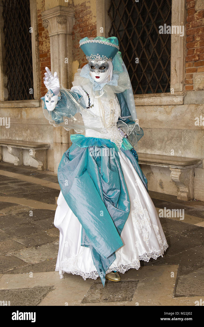 Weibliche Venezianische Maske in Hellblau elegante Karneval Kostüm -  Karneval in Venedig Stockfotografie - Alamy