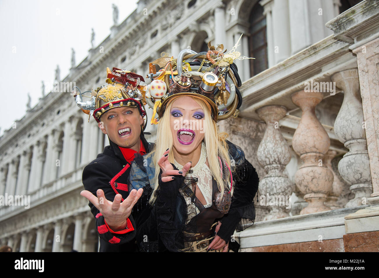 Paar schöne Vampire - Karneval in Venedig, Markusplatz Stockfoto