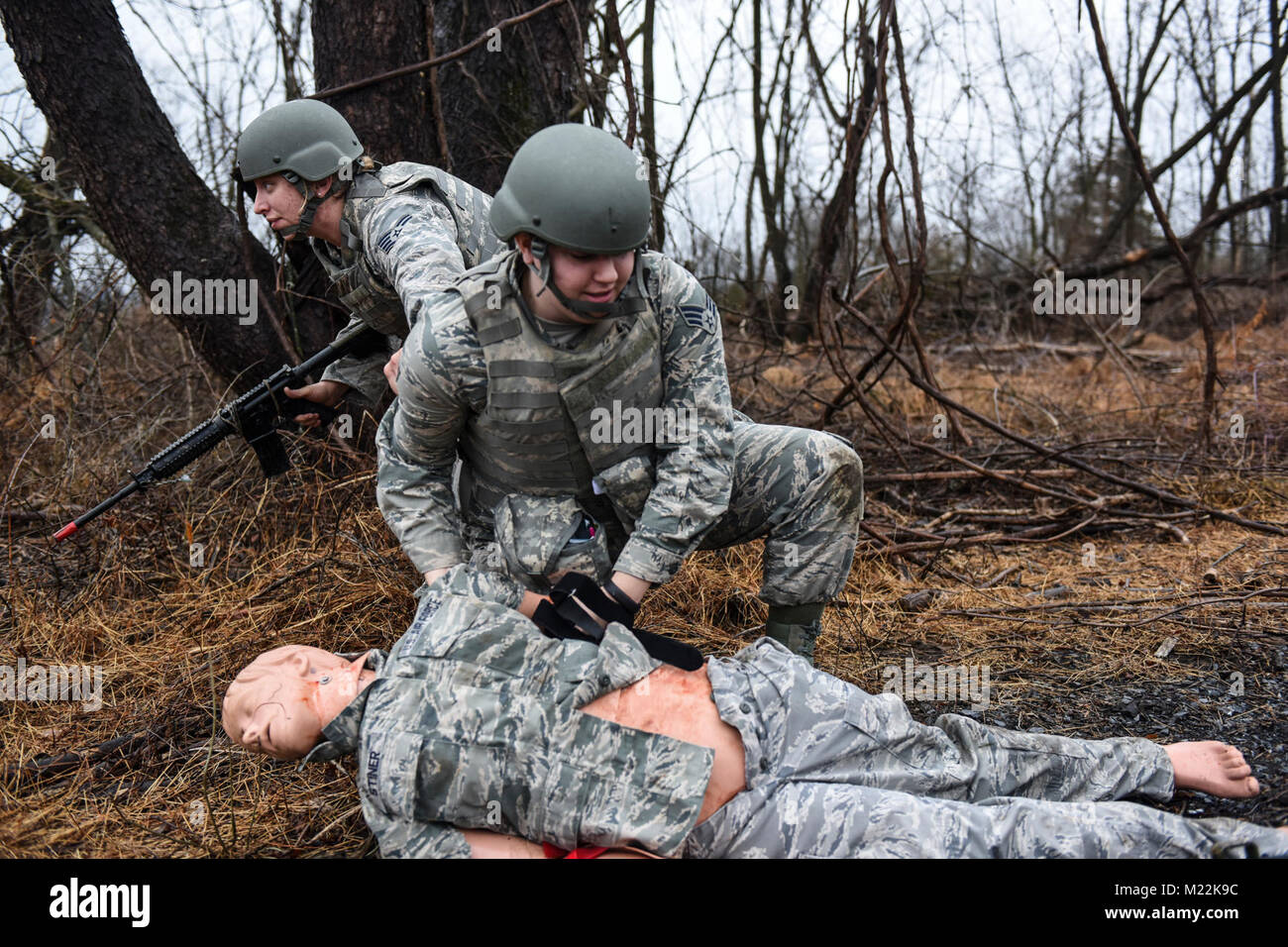 Us Air Force Senior Airman Ashlyn König, ein medizinischer Techniker mit der 193 Special Operations Medical Group, Pennsylvania Air National Guard, bereitet einen Unfall, als Staff Sgt zu bewegen. Adrienne Lecrone, ein medizinischer Techniker mit dem 193 SOMDG, bietet Sicherheit während einer Taktisches Unfallversicherung Care Kurs, Jan. 12, 2018, am Fort Indiantown Gap, Pennsylvania. Die 193. SOW Flieger folgte die erste Phase von Coca-cola, Pflege unter Feuer, durch Rücksendung Feuer und Bewegung der Unfallversicherung zu decken. (U.S. Air National Guard Stockfoto