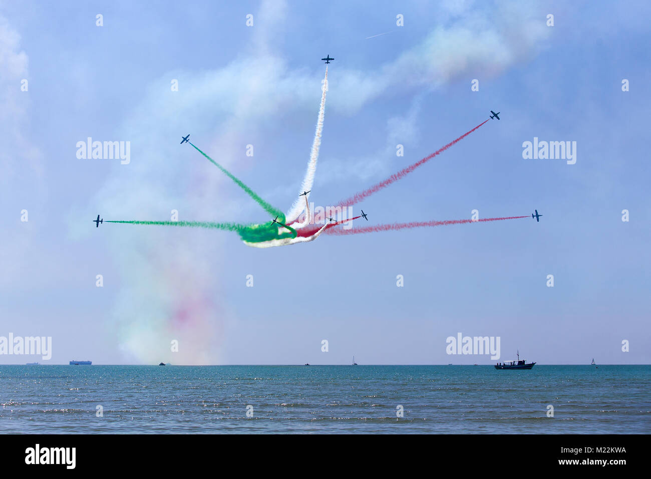 Frecce Tricolori (Dreifarbige Pfeile) - Italienisch akrobatische Flugzeuge team Ausstellung über den Strand von Grado, Italien Stockfoto