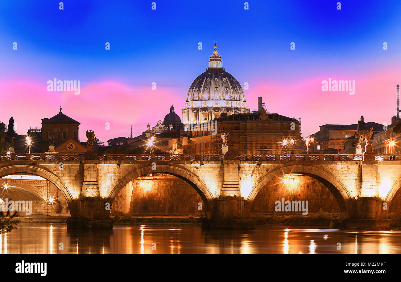 Sonnenuntergang Blick auf den Vatikan mit dem Petersdom, Rom, Italien. Stockfoto