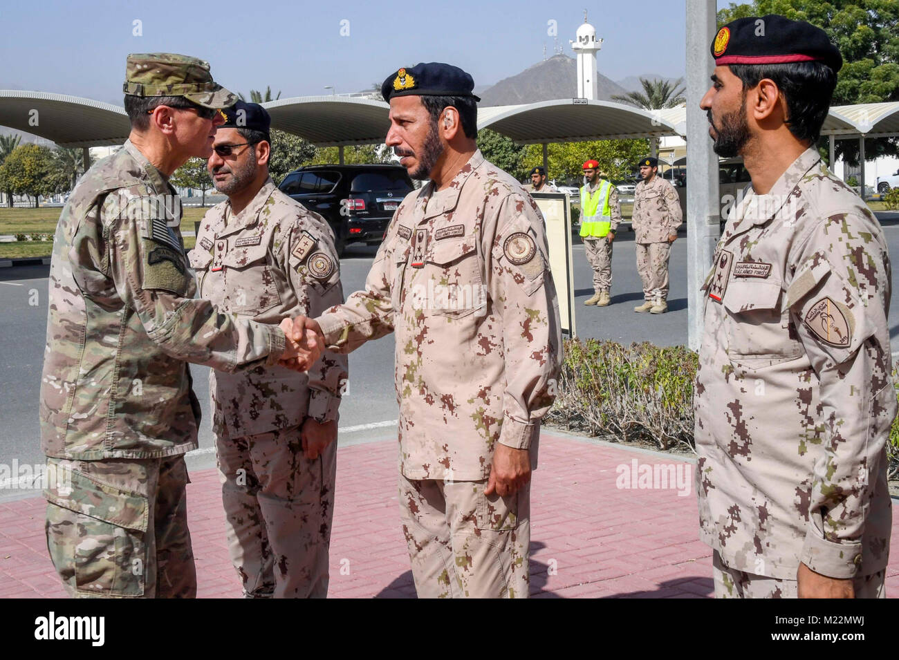 Us-Armee General Joseph L. Votel, Commander, U.S. Central Command, schüttelt Hände mit Offizieren der Streitkräfte der Vereinigten Arabischen Emirate (VAE) während der Übung Native Fury 18, Jan. 24, 2018. Die Übung soll Marinesoldaten und Matrosen in Maritime Vorpositionierung Kraft Operationen zu trainieren, die Leistungsfähigkeit zu erhöhen, erweitern die Zusammenarbeit im maritimen Fähigkeiten verbessern und fördern langfristige regionale Stabilität und Interoperabilität zwischen den Vereinigten Arabischen Emiraten und den USA. (U.S. Air Force Stockfoto