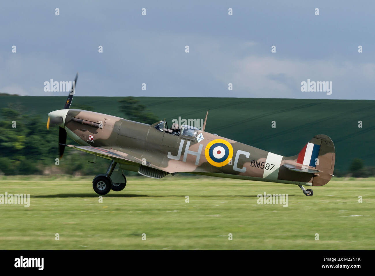 Supermarine Spitfire Vb-Registrierung BM 597 Landung in Duxford, Cambridgeshire, Großbritannien Stockfoto