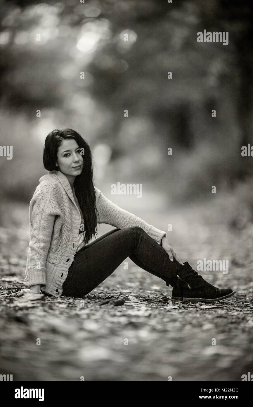 Vintage Heavy Film grobkörnig Foto von einer schönen jungen Frau sitzend, mit exreme flache Tiefenschärfe Stockfoto Vintage Heavy Film grobkörnig Foto von einer schönen jungen Frau sitzend, mit exreme flache Tiefenschärfe Stockfoto