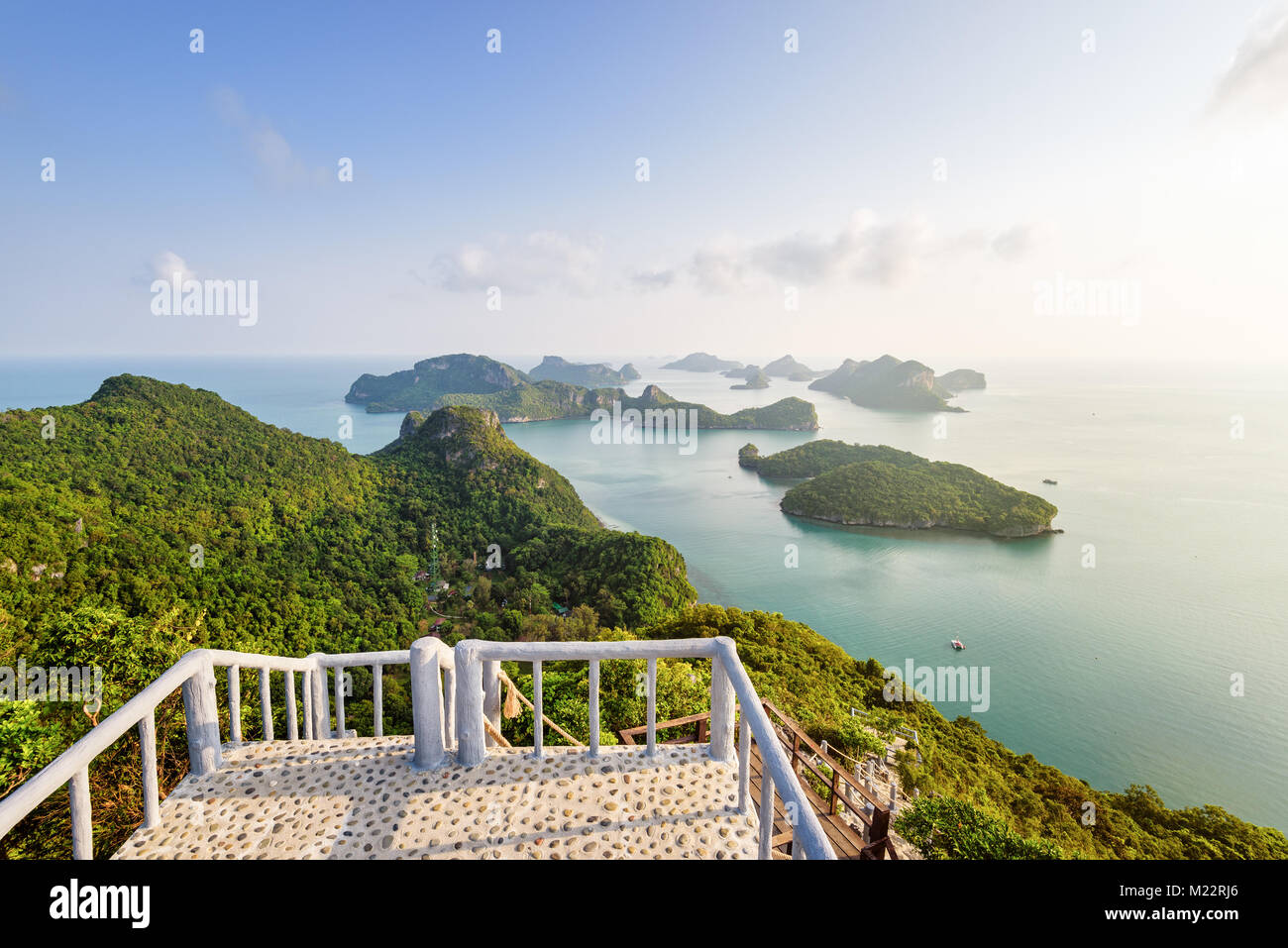 Podium Sicht auf Peak Mountain bei Ko Wua Ta Lap Insel und hohe Betrachtungswinkel und schöne Natur Landschaft der Insel und Meer im Mu Ko Ang Thong National Stockfoto