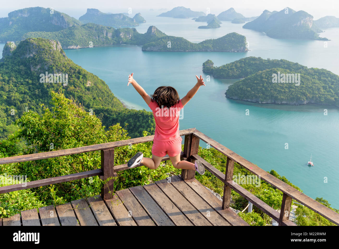 Frau touristische Springen mit glücklich, es den Peak Mountain der herrlichen Naturlandschaft des Meer aus Sicht von Ko Wua Ta Lap Insel zu sehen erreicht hat. Stockfoto