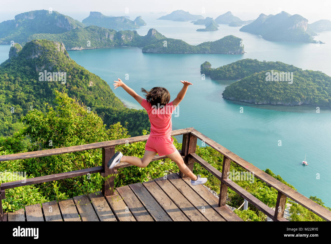 Frau touristische Springen mit glücklich, es den Peak Mountain der herrlichen Naturlandschaft des Meer aus Sicht von Ko Wua Ta Lap Insel zu sehen erreicht hat. Stockfoto